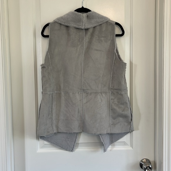 Esmara faux fur vest size medium - Picture 4 of 6